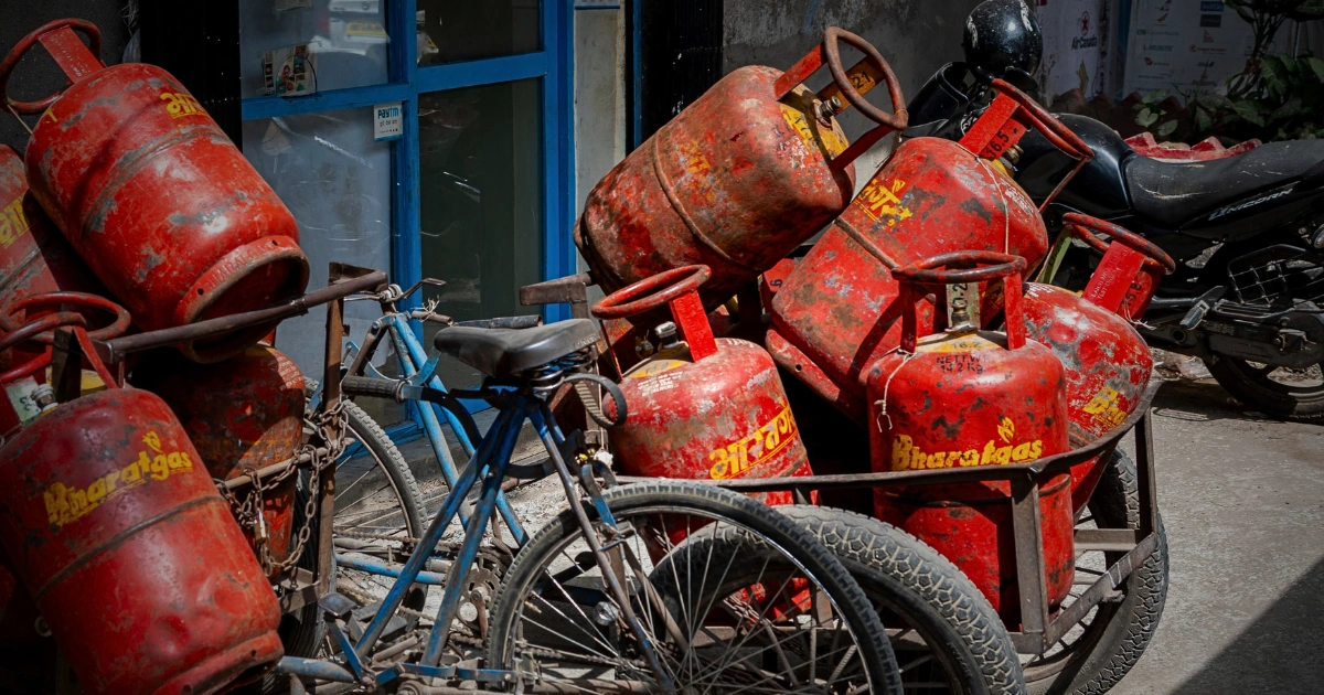 ದೇಶದಲ್ಲಿ LPG ಮತ್ತು PNG ಸಂಪರ್ಕಗಳಿಗೆ ಸಂಬಂಧಿಸಿದ ಹೊಸ ಮಾರ್ಗಸೂಚಿಗಳ ಕುರಿತು ಪ್ರತಿಕಾತ್ಮಕ ಚಿತ್ರ