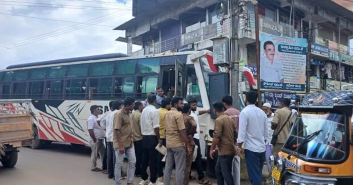 ಉಪ್ಪಿನಂಗಡಿಯಲ್ಲಿ ಬ್ರೇಕ್ ವೈಫಲ್ಯದಿಂದ ವೃತ್ತಕ್ಕೆ ಡಿಕ್ಕಿ ಹೊಡೆದ ಖಾಸಗಿ ಬಸ್