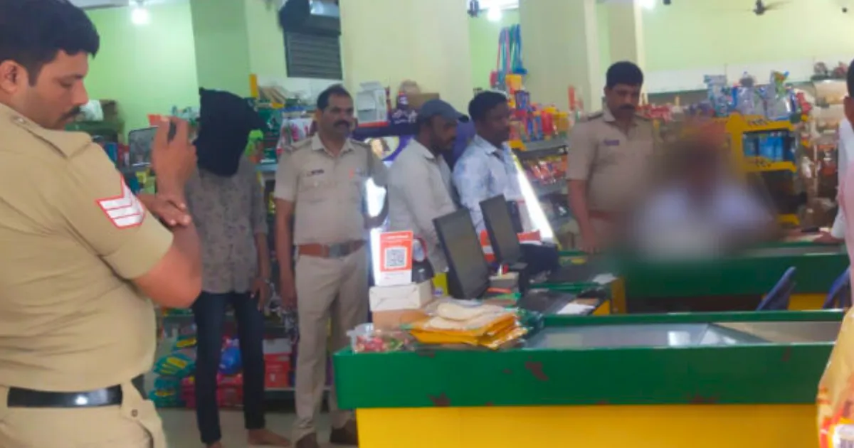 ಲಾವಣ್ಯ ಕೊಲೆ ಪ್ರಕರಣದಲ್ಲಿ ಕತ್ತಿ ಖರೀದಿಸಿದ ಉಪ್ಪಿನಂಗಡಿಯ ಅಂಗಡಿಯಲ್ಲಿ ಆರೋಪಿ ಚೇತನ್‌ನಿಂದ ಪೊಲೀಸರು ಮಹಜರು ನಡೆಸಿದ ದೃಶ್ಯ